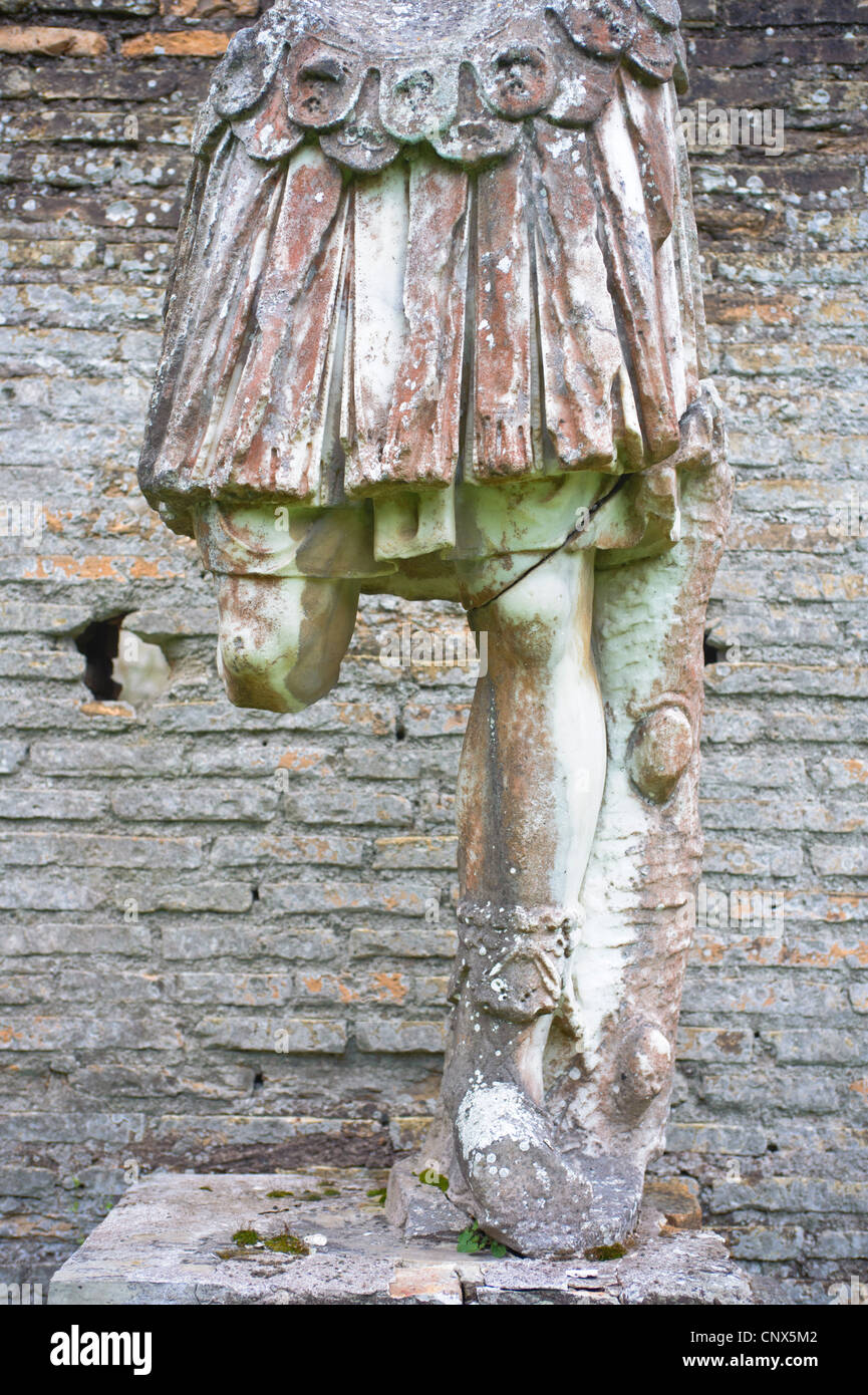 Statua romana presso la rovina di Ostia Antica il vecchio porto della città di Roma antica Foto Stock