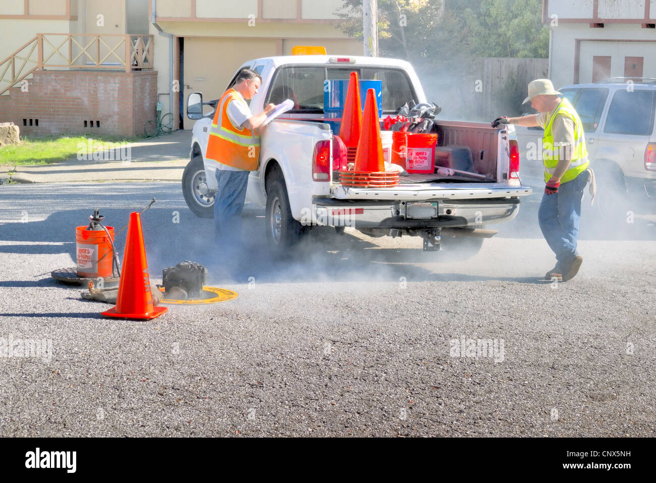 Test di fumo di un sistema fognario cittadino per individuare eventuali perdite Foto Stock