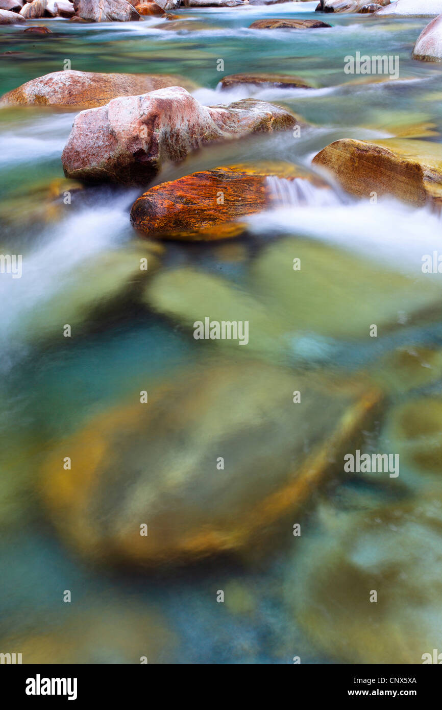 Fiume Verzasca in esecuzione su grossi massi attraverso la Valle Verzasca, Svizzera Ticino, Verzascatal Foto Stock