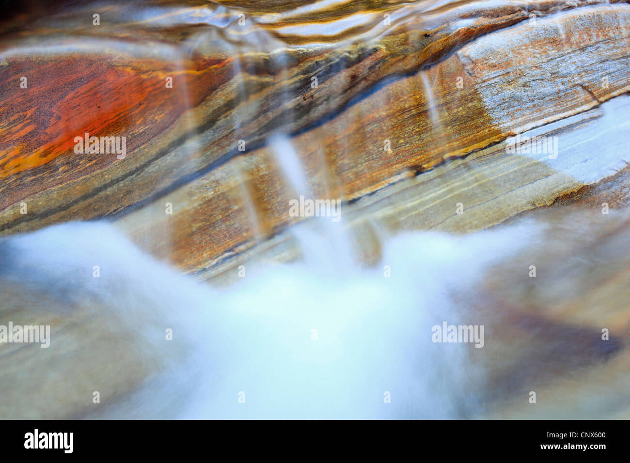 L'acqua che scorre sul bordo di una roccia nel fiume Verzasca nella Valle Verzasca, Svizzera Ticino, Verzascatal Foto Stock