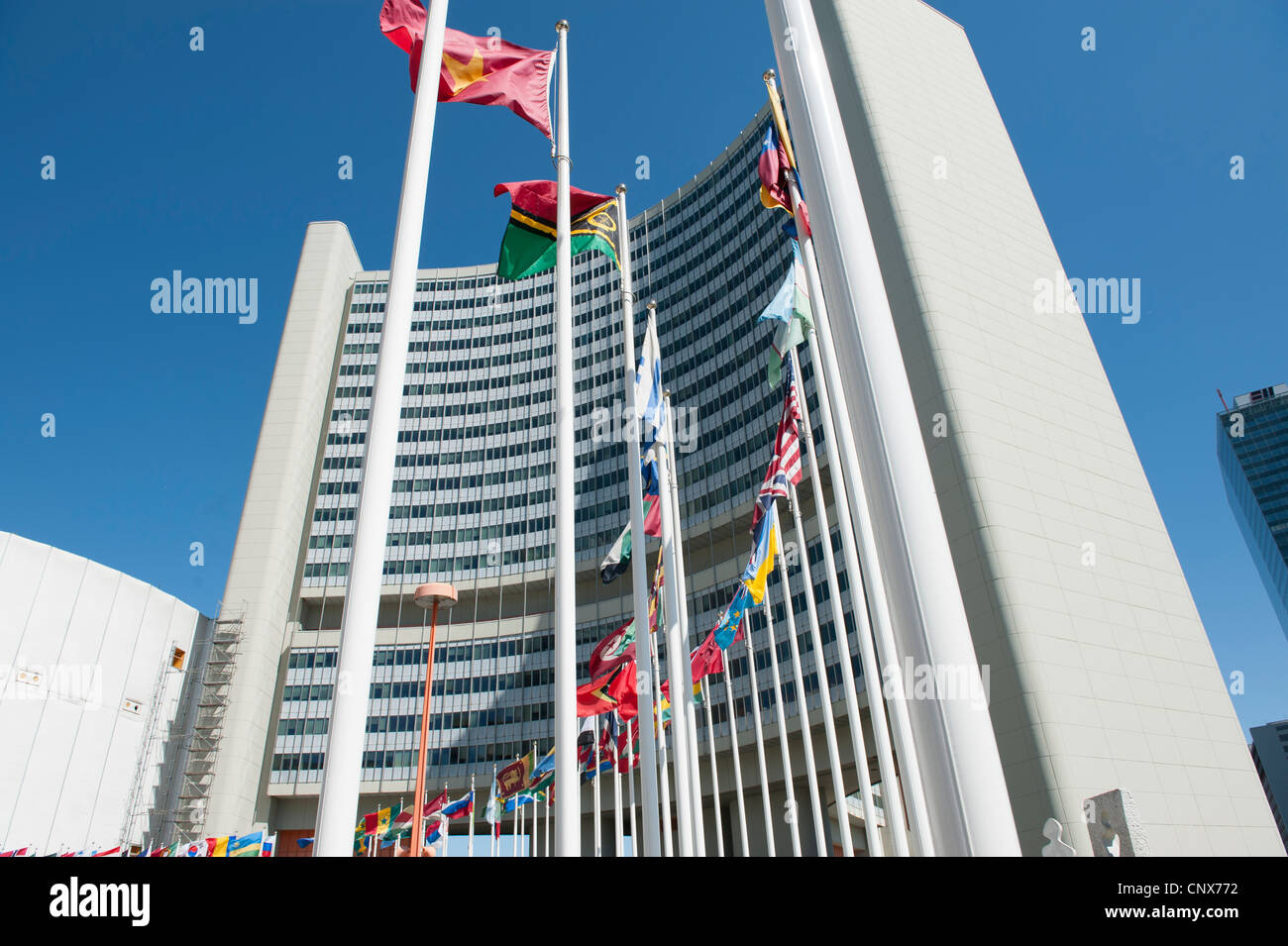 Vista esterna con bandiere e cercando di UNIDO edificio in città delle Nazioni Unite a Vienna, in Austria Foto Stock