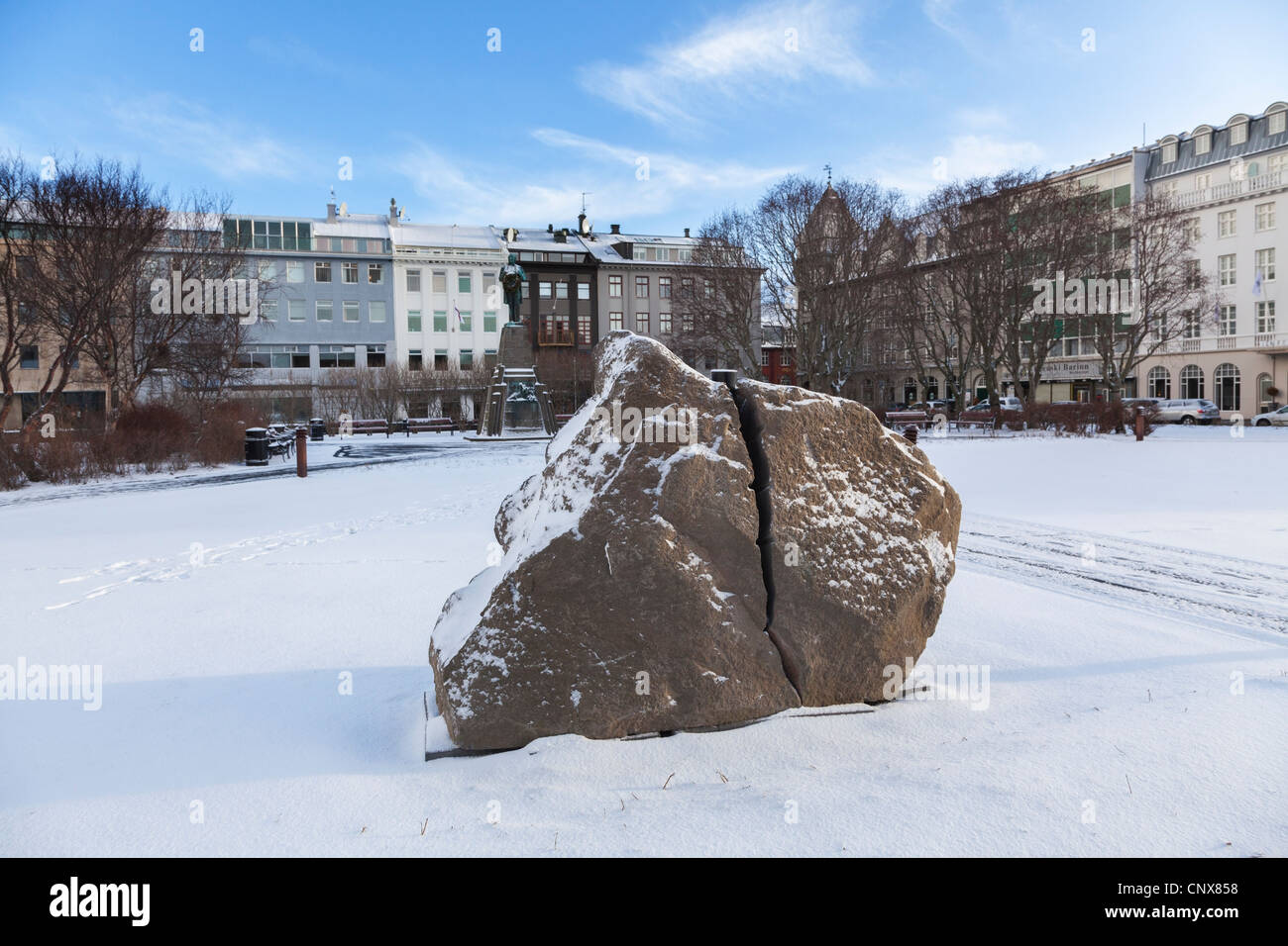 Il cono nero, una scultura dell'artista spagnolo Santiago Sierra, un famoso memoriale alla disobbedienza civile, dalla Casa del Parlamento nel centro di Reyk Foto Stock