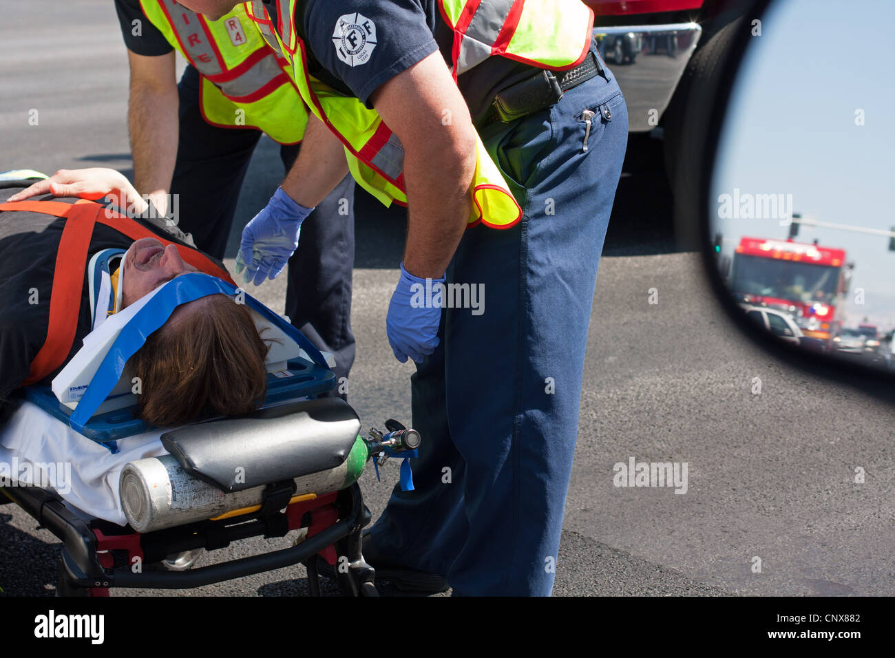 Ambulanza infermieri con assicurato uomo sulla barella Foto Stock
