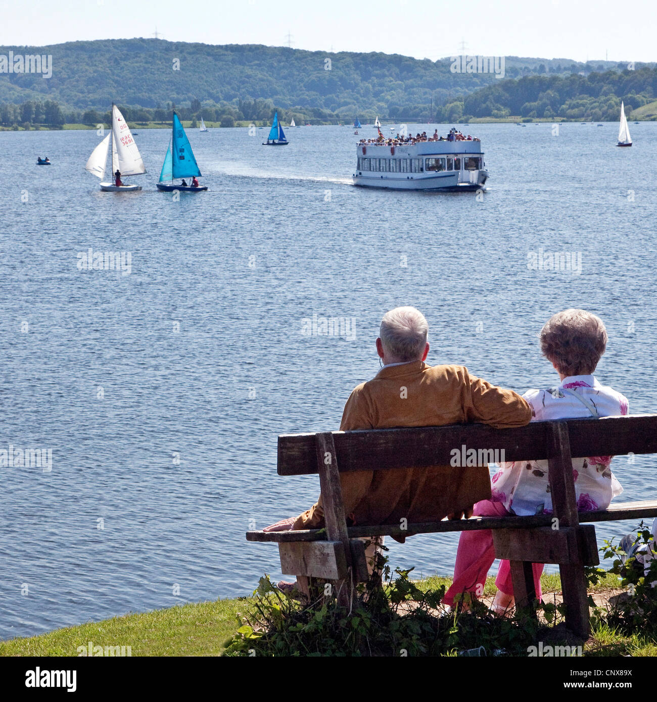 Vecchia coppia seduta su una panchina in riva al lago di Kemnade, Kemnader vedere, in Germania, in Renania settentrionale-Vestfalia, la zona della Ruhr, Witten Foto Stock