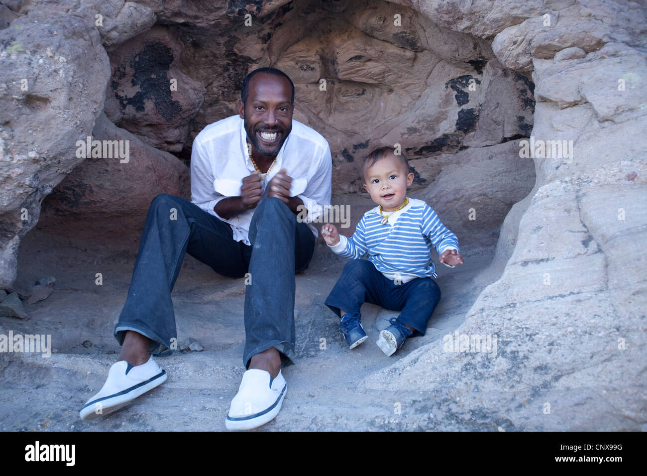 Padre e figlio di scoprire una grotta nel canyon Foto Stock