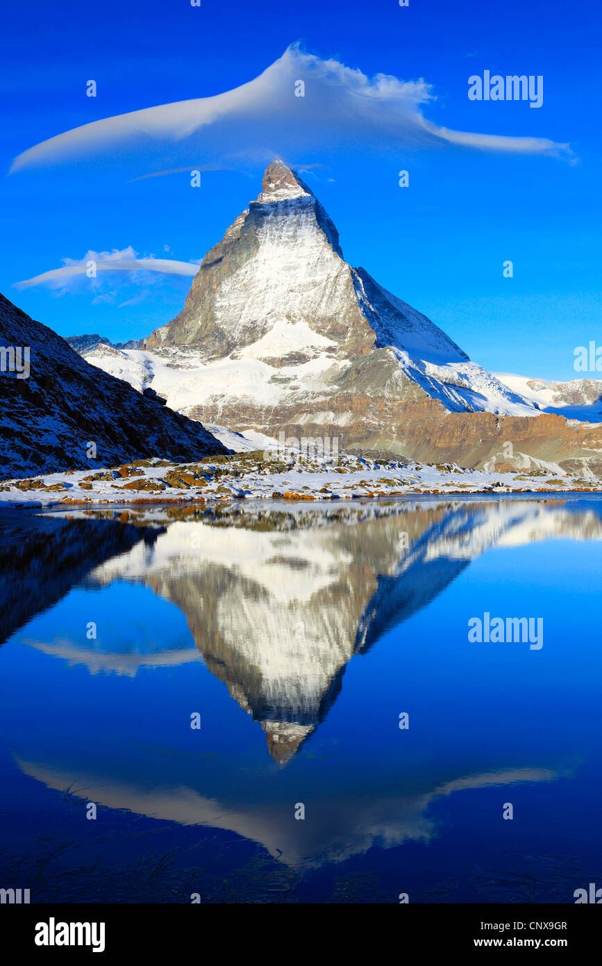 Matterhorn refelcting nel lago Riffel, Riffelsee, Svizzera Vallese Foto Stock