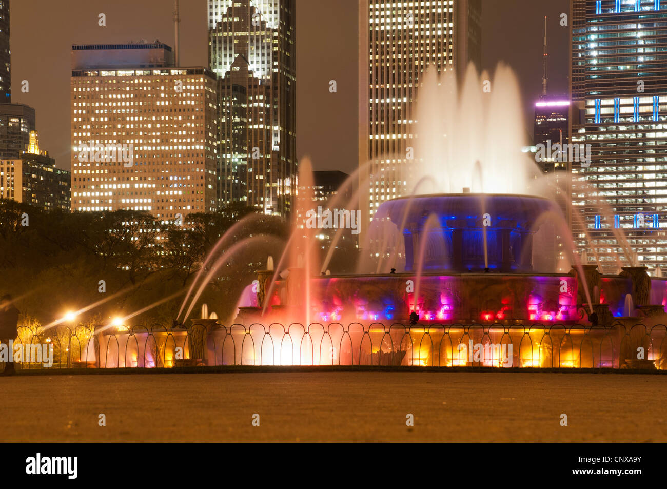 Chicago di notte con Buckingham Fountain. Foto Stock