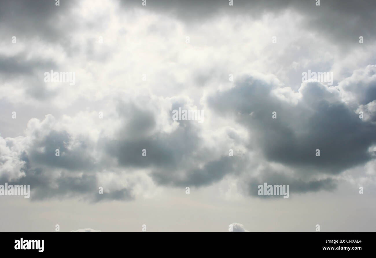 Nuvole grigie nel cielo. Foto Stock