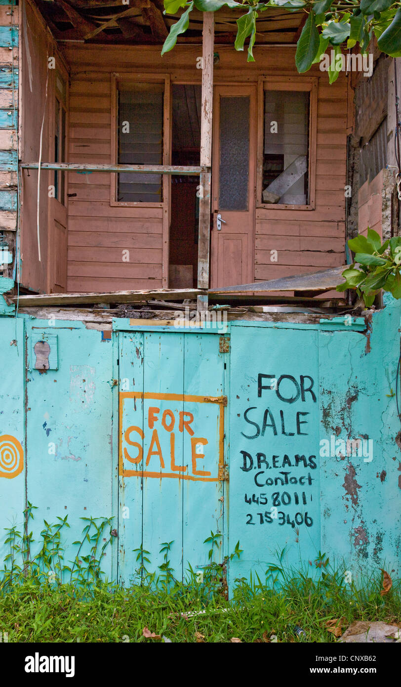 Casa abbandonati per la vendita nel borgo marinaro di Calibishie sull'isola di Dominica venduto come un progetto di ristrutturazione Foto Stock