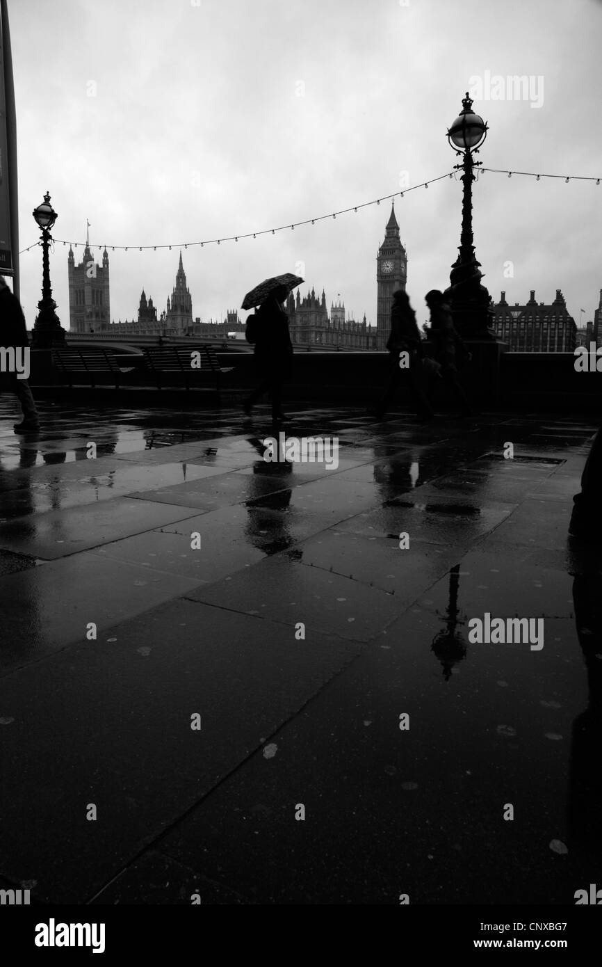 Vista della Casa del Parlamento da una piovosa Queen's Walk, South Bank di Londra, Regno Unito Foto Stock