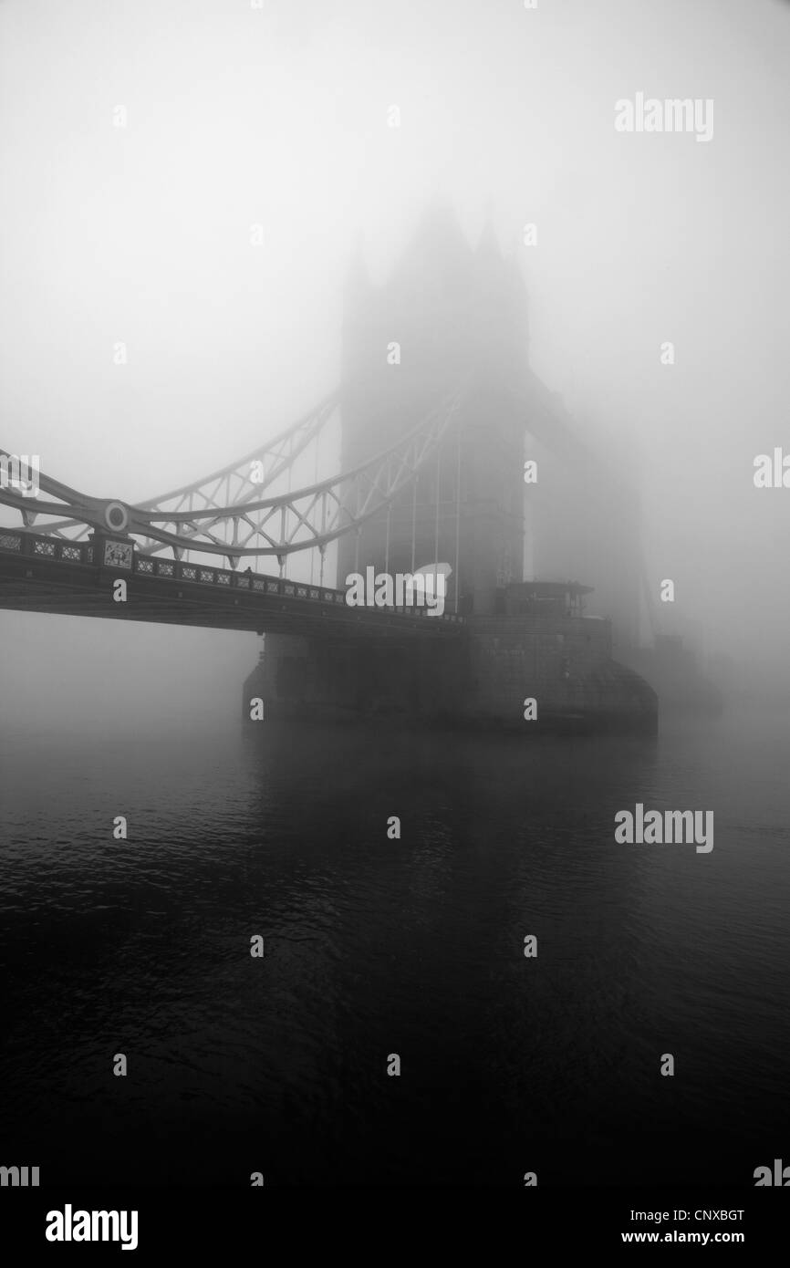 Il Tower Bridge è avvolta nella nebbia, città di Londra, Regno Unito Foto Stock