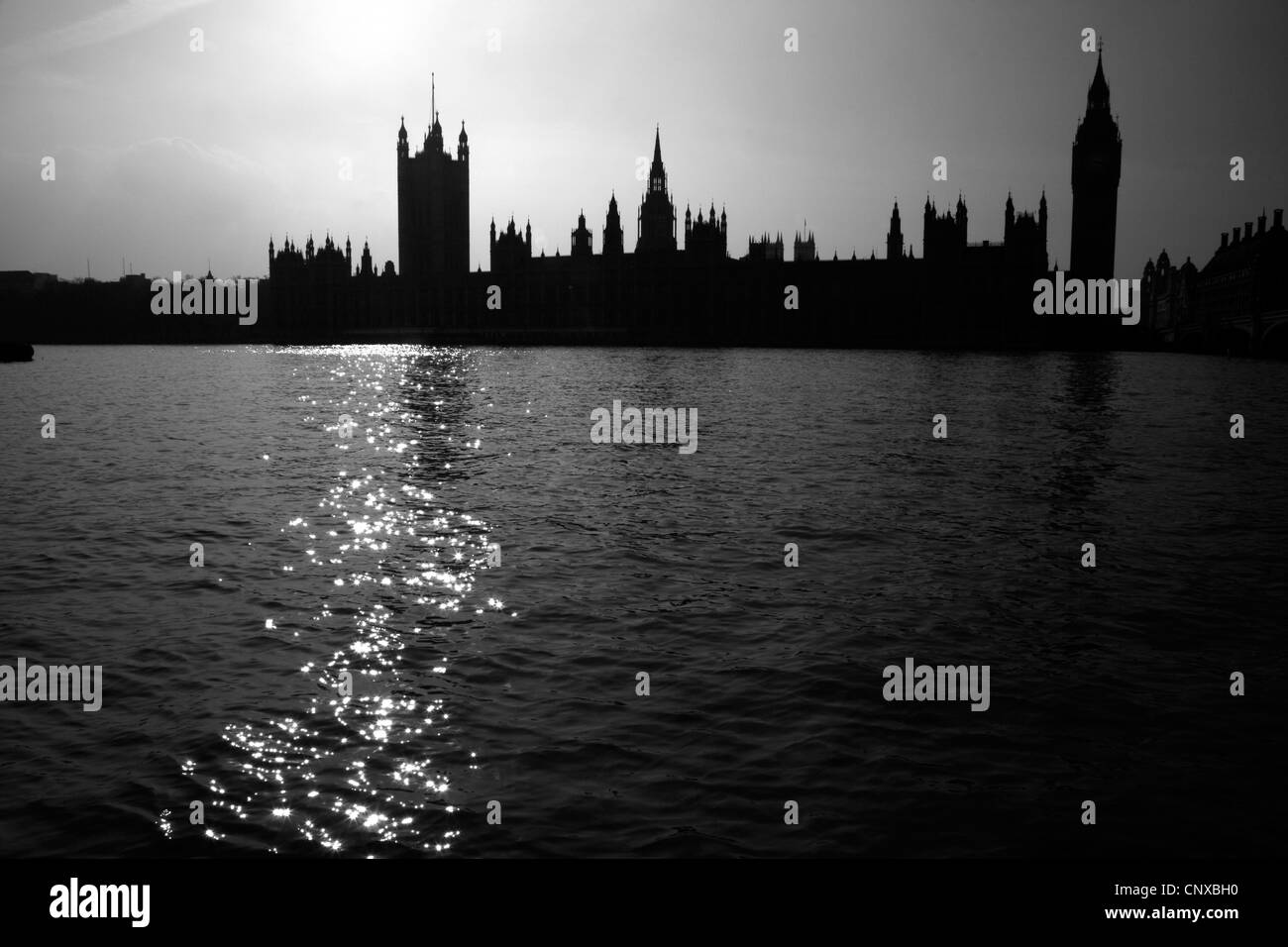 Guardando attraverso il Fiume Tamigi per le Case del Parlamento stagliano contro il sole del pomeriggio, London, Regno Unito Foto Stock