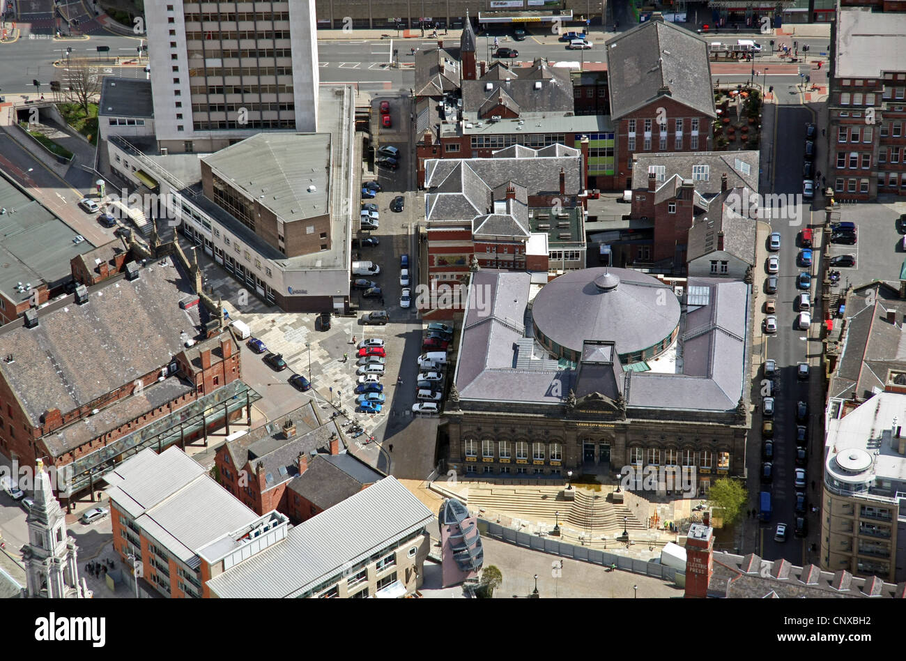 Vista aerea del Leeds City Museum (ex Leeds Institute) e della Leeds Arts University su Cookridge Street, Leeds Foto Stock