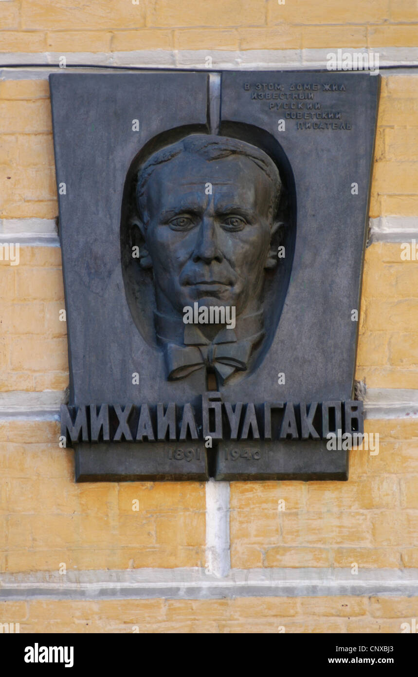 Una lapide commemorativa presso la casa dello scrittore russo Mikhail Bulgakov in discesa Andriyivskyy a Kiev in Ucraina. Foto Stock