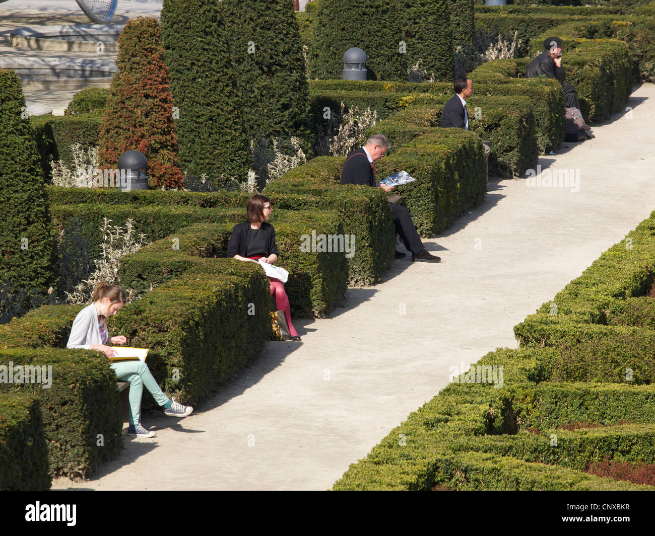 Persone che leggono in Kunstberg park, centro di Bruxelles, Belgio Foto Stock