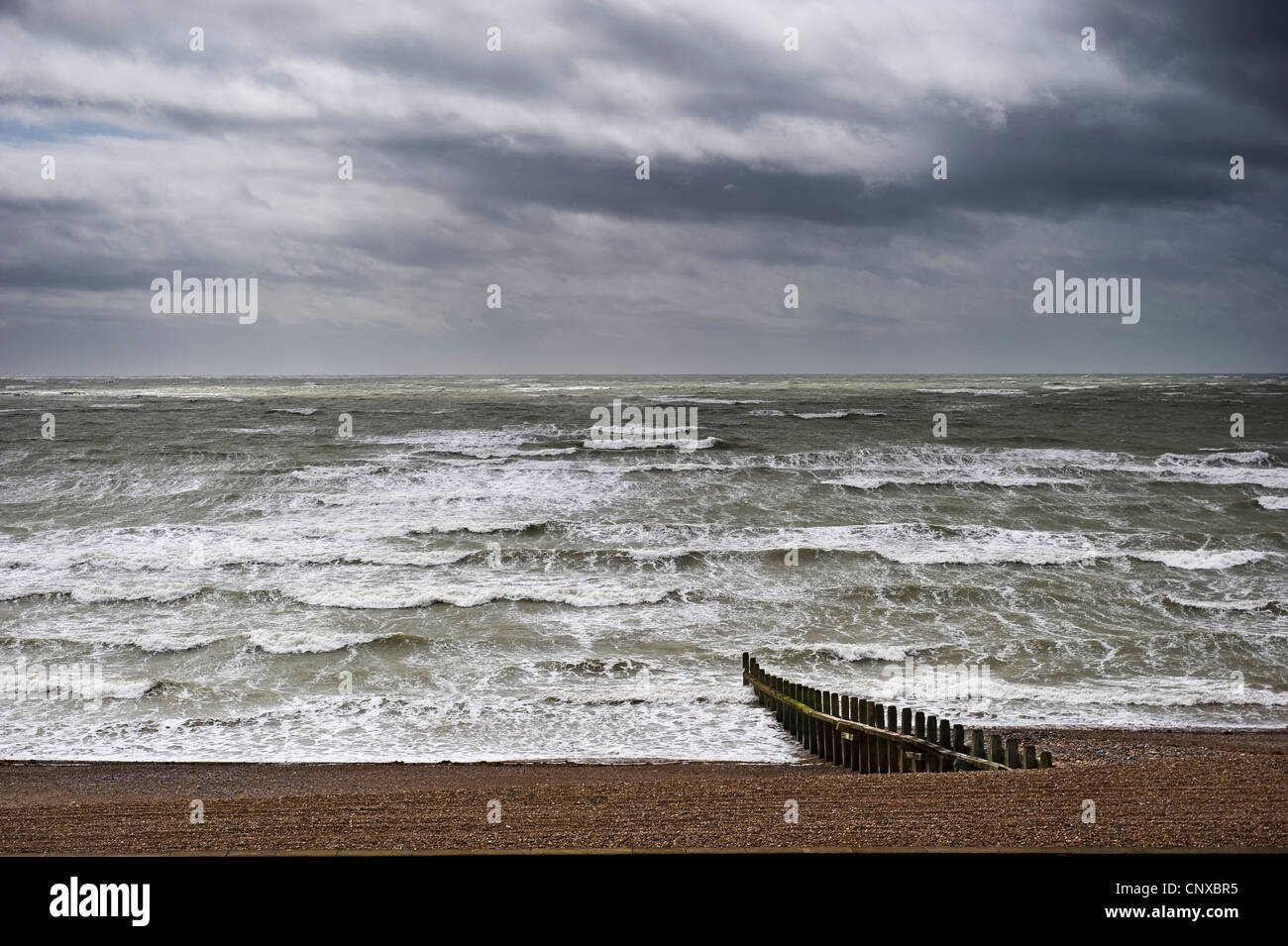 Ruvida, inglese tempestoso Mare del canale a Worthing, West Sussex, Regno Unito Foto Stock