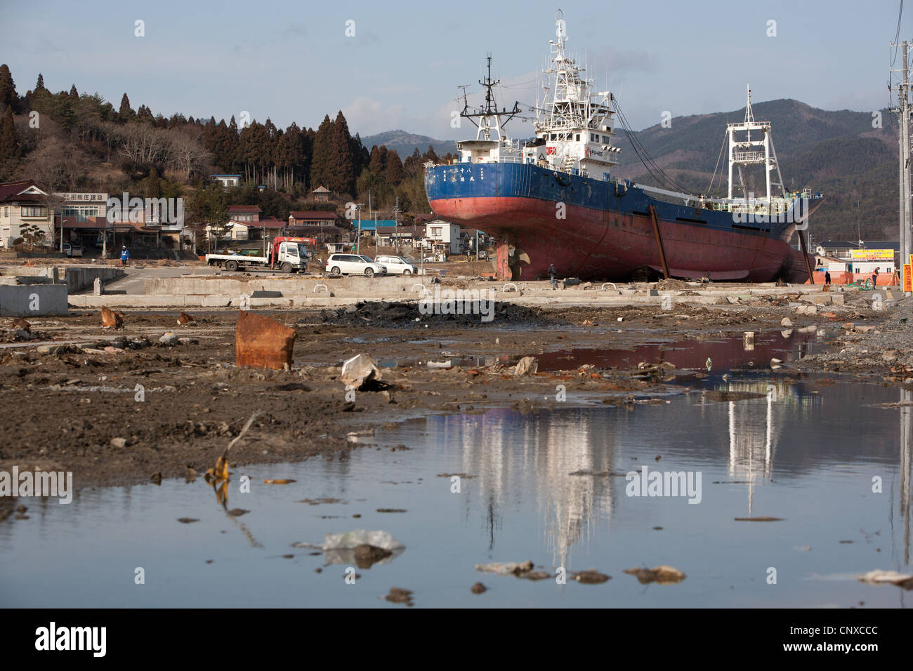 Grande nave da pesca a filamento si siede sulla terra, dopo essere stato portato la navigazione dal porto dal marzo2011 tsunami, in Kesennuma City, Giappone. Foto Stock