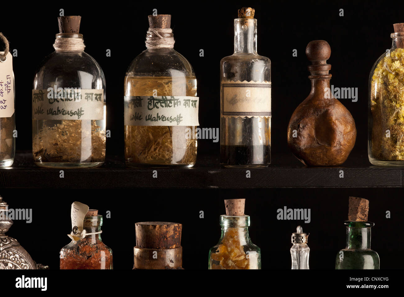 Varie old-fashion bottiglie con i non-occidentali della scrittura di script Foto Stock