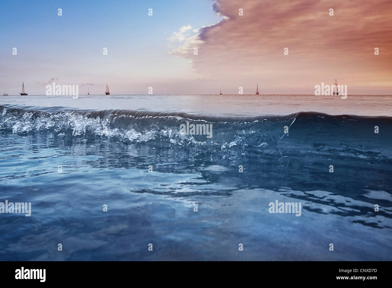 Distante barche a vela sul Mar Baltico, Germania Foto Stock