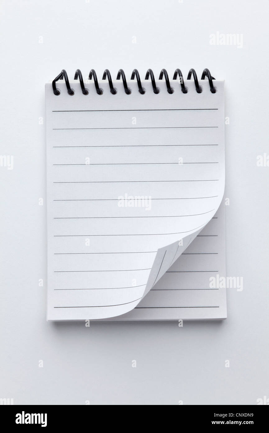 Un blocco note a spirale con carta a righe e una a ricciolo angolo di pagina Foto Stock
