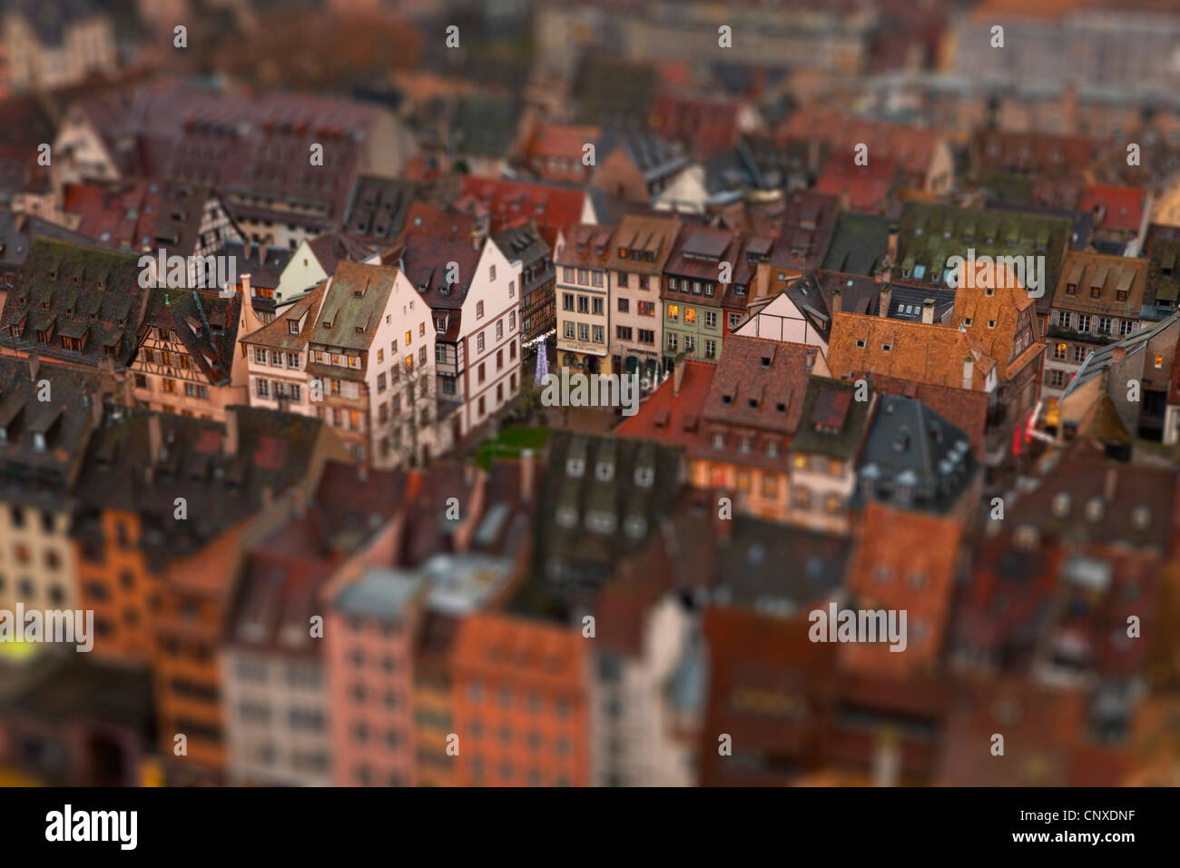 Tilt-shift di un abbondanza di edifici di appartamenti in un quartiere residenziale, Strasburgo, Francia Foto Stock