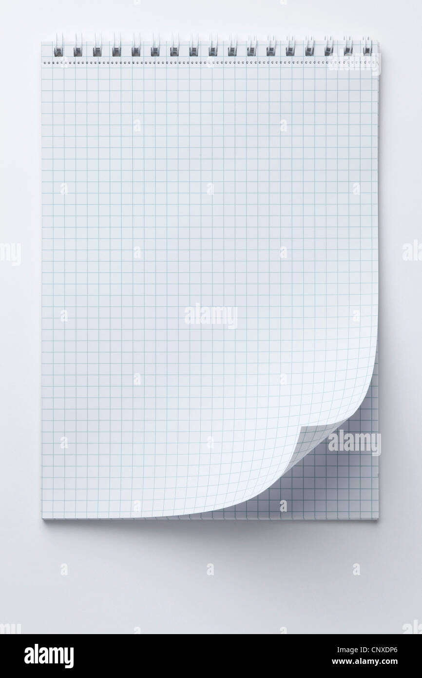 Una spirale notepad con un foglio di carta millimetrata e una a ricciolo angolo di pagina Foto Stock
