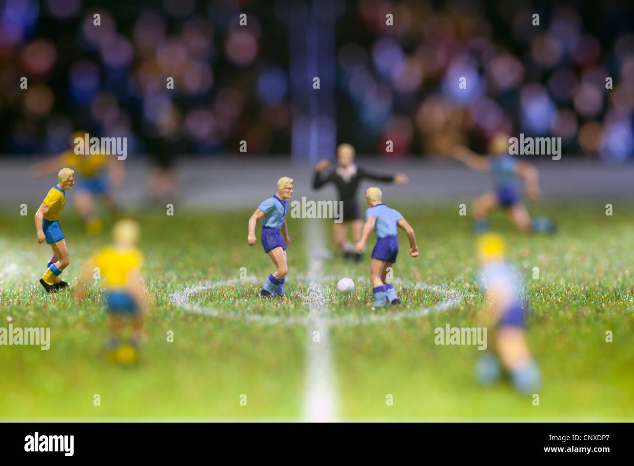 Calcietto player figurine presso il kick-off di una partita di calcio Foto Stock