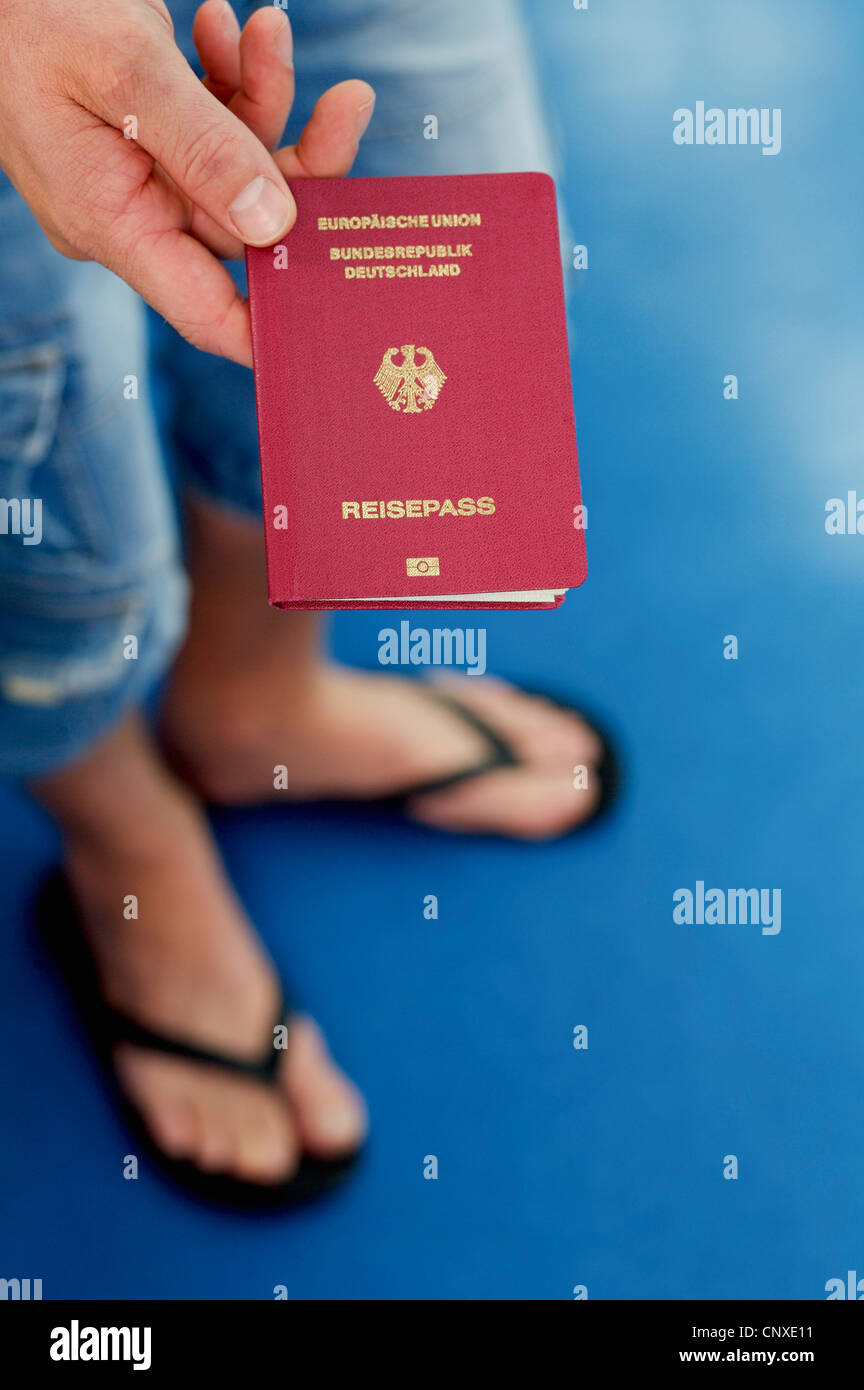 Dettaglio di un uomo in possesso di un passaporto tedesco Foto Stock