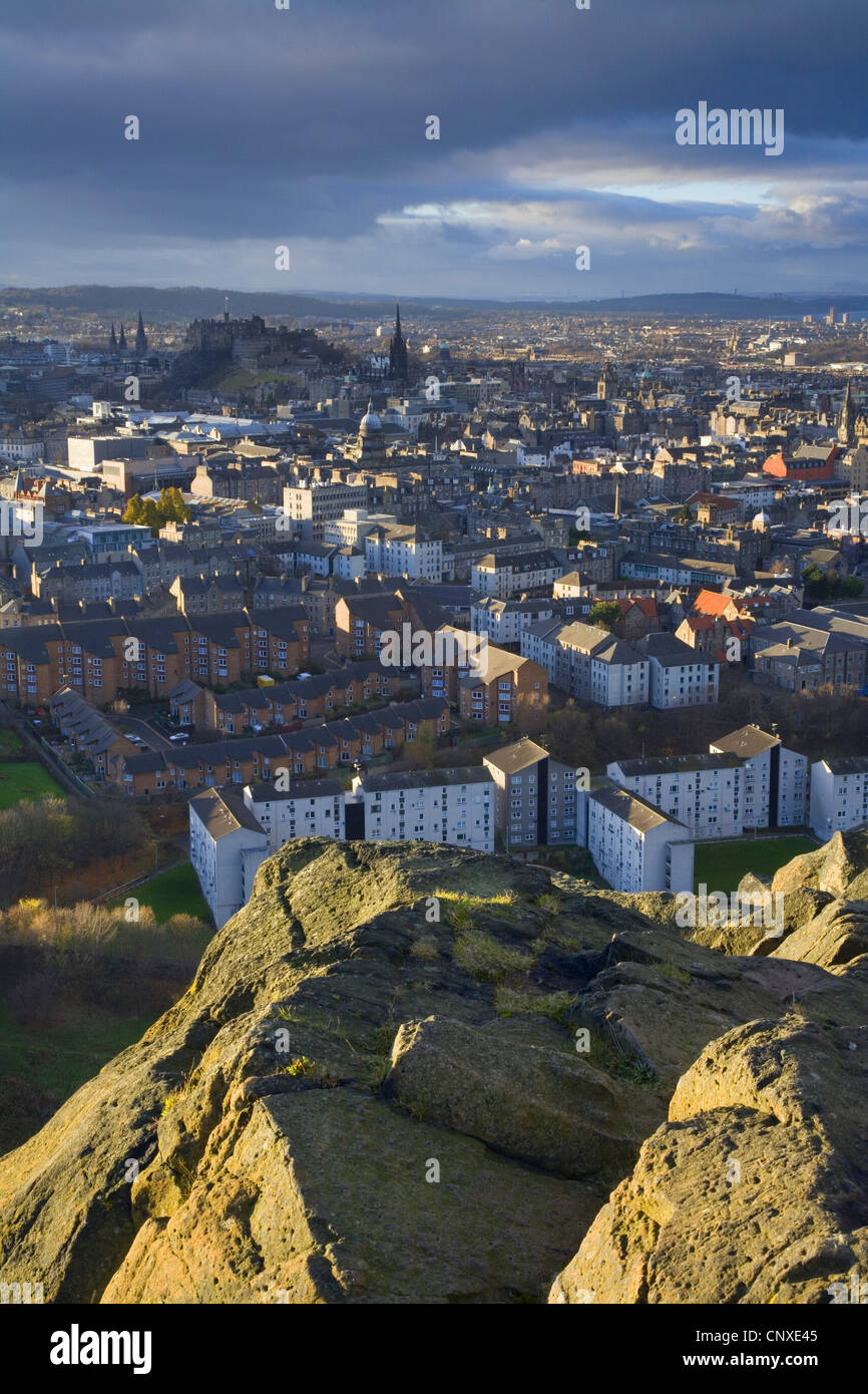 Vista sul centro di Edimburgo da Salisbury Crags, Regno Unito, Scozia, Edimburgo Foto Stock