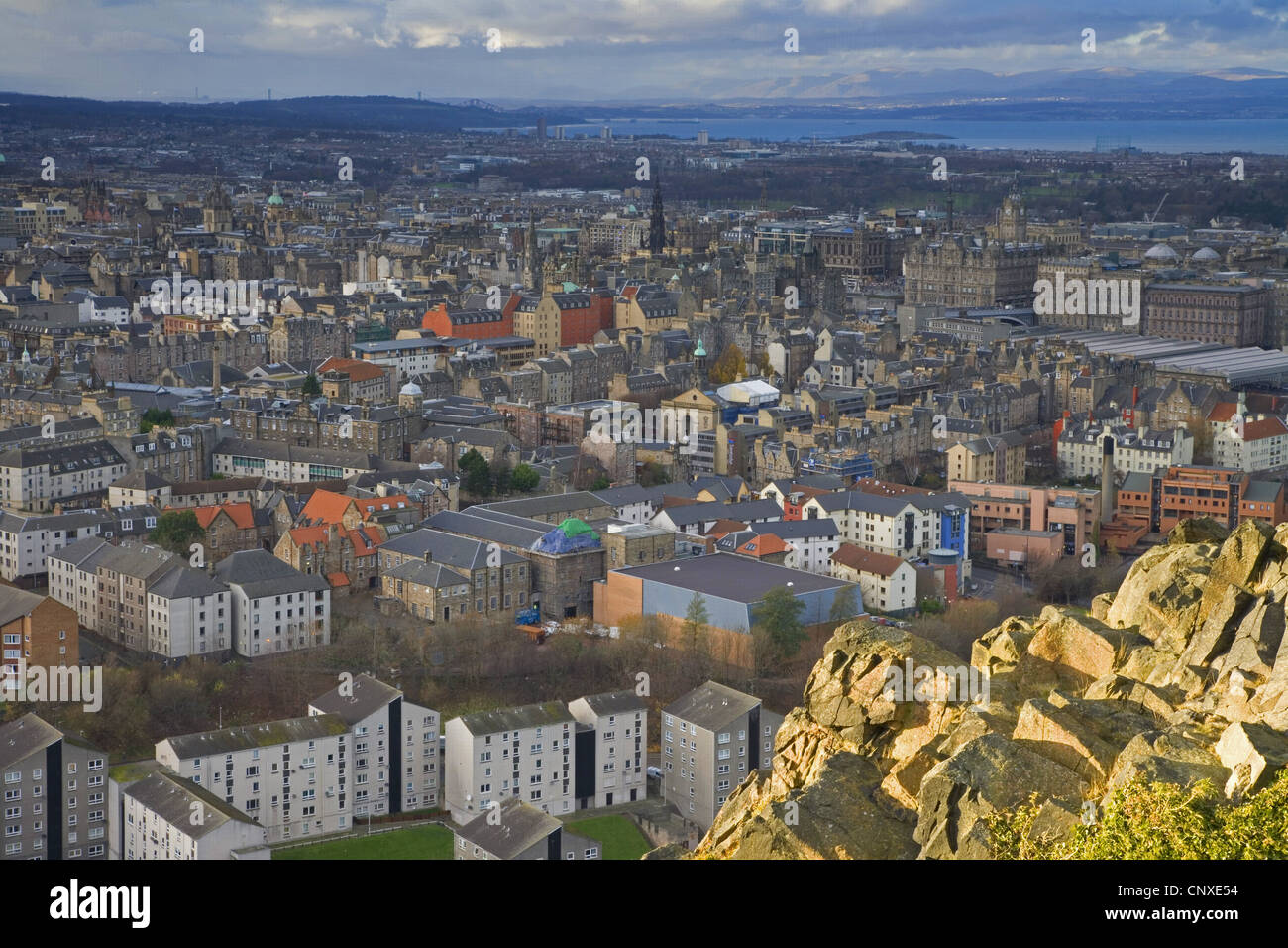 Vista sul centro di Edimburgo da Salisbury Crags, Regno Unito, Scozia, Edimburgo Foto Stock