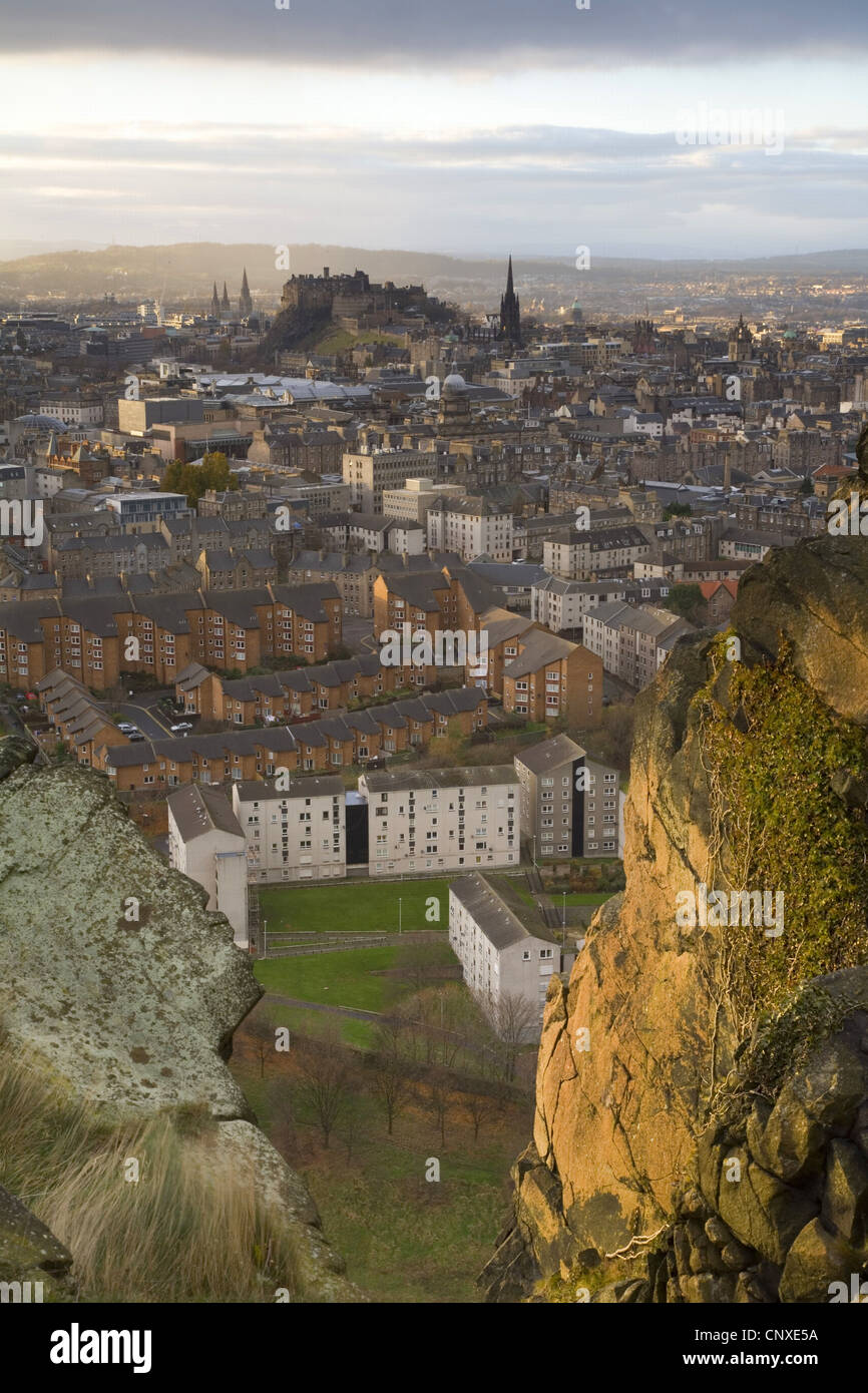 Vista sul centro di Edimburgo da Salisbury Crags, Regno Unito, Scozia, Edimburgo Foto Stock