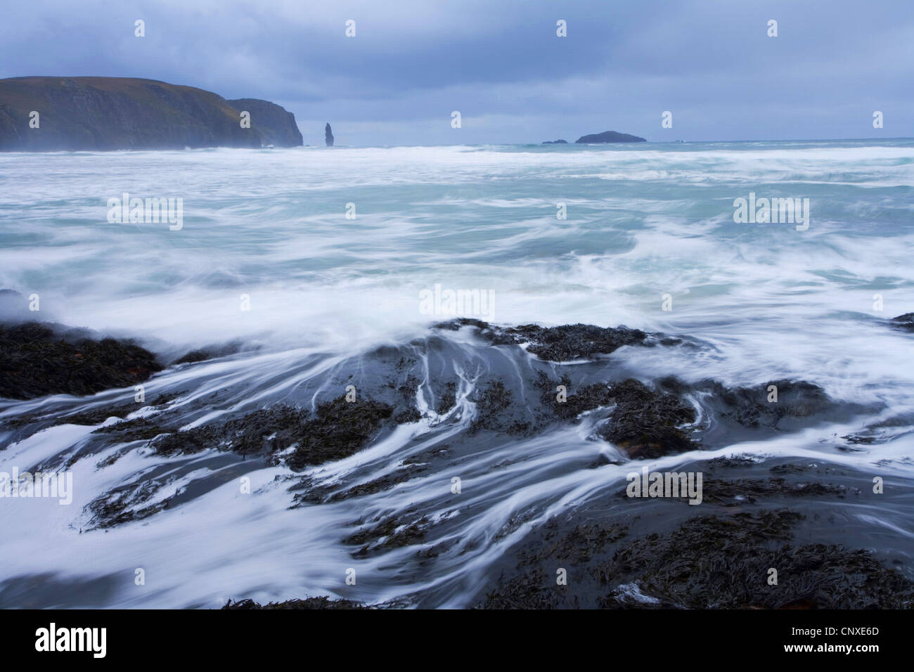 Seascape guardando verso Am Buachaille, Sandwood Bay, Regno Unito, Scozia, Sutherland Foto Stock