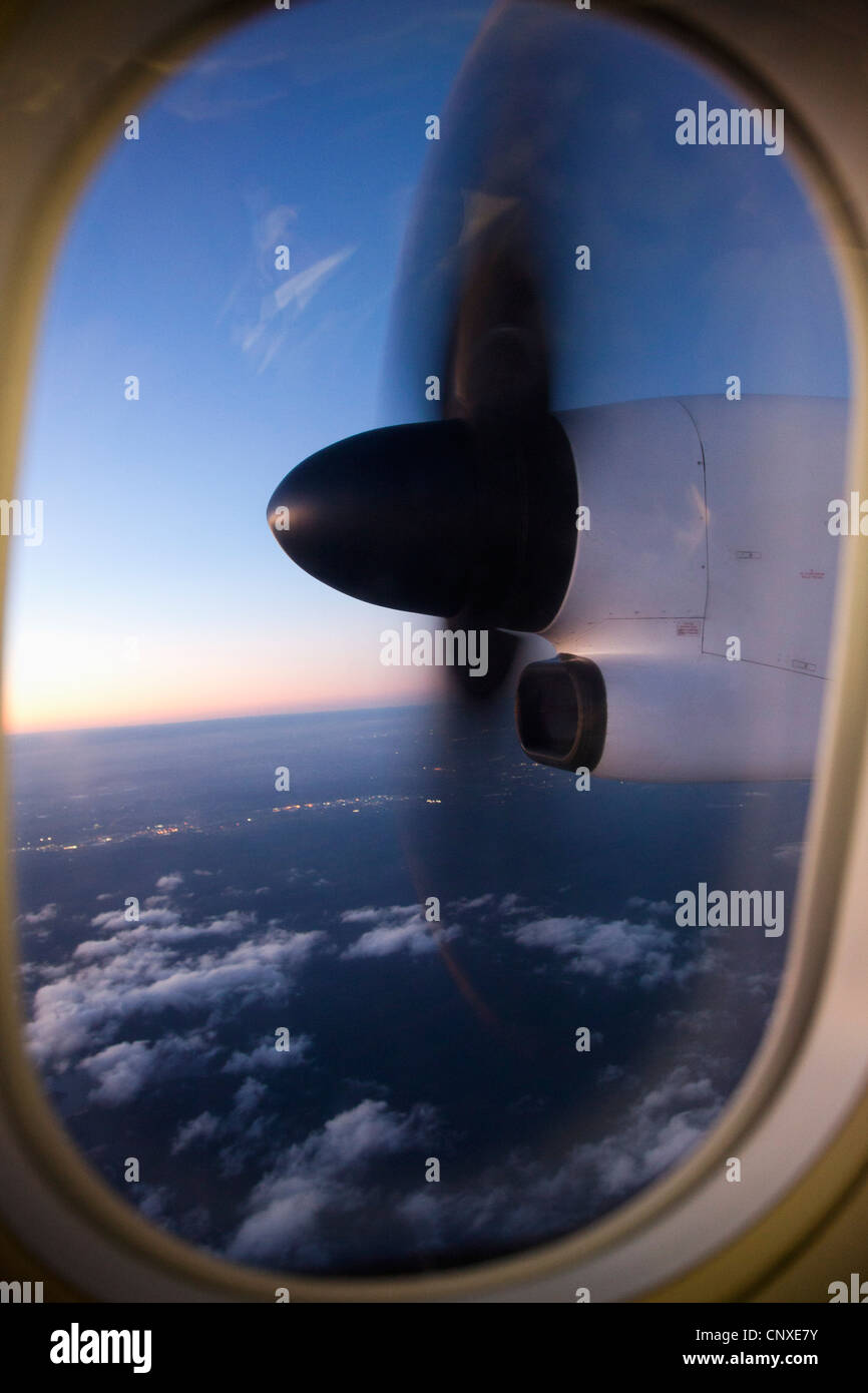 Lo spostamento aereo elica visibile attraverso la finestra di aeroplano Foto Stock