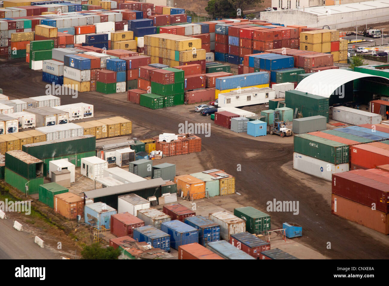 Contenitori di carico in un cantiere di nolo, ad alto angolo di visione Foto Stock