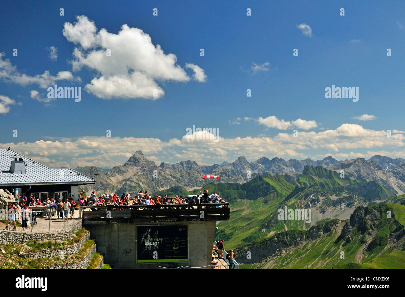 I turisti alla stazione di montagna di Nebelhornbahn a Nebelhorn 2224 m, Hochvogel 2592 m in background, in Germania, in Baviera, Allgaeu Alpi Foto Stock