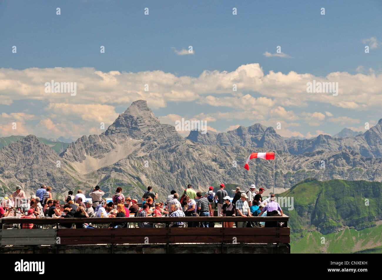 I turisti alla stazione di montagna di Nebelhornbahn a Nebelhorn 2224 m, Hochvogel 2592 m in background, in Germania, in Baviera, Allgaeu, Allgaeu Alpi Foto Stock