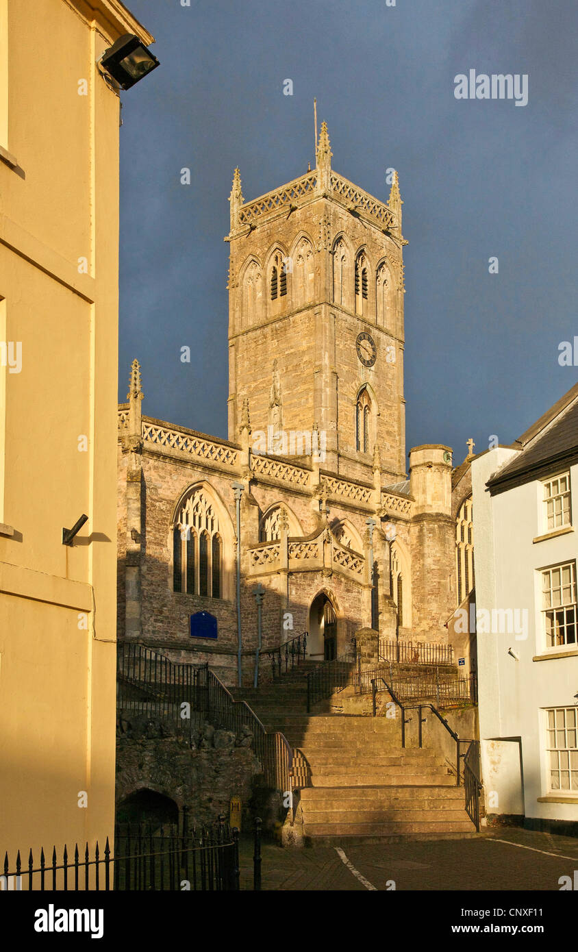 Chiesa di San Giovanni Battista di piazza del mercato a Axbridge Somerset nella luce della sera con la nuvola grigio Foto Stock