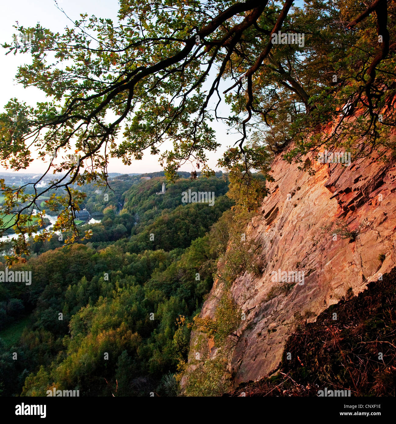 Vista di Hohenstein con memorial di Berger, Bergerdenkmal da ex cava di pietra Rauen, in Germania, in Renania settentrionale-Vestfalia, la zona della Ruhr, Witten Foto Stock