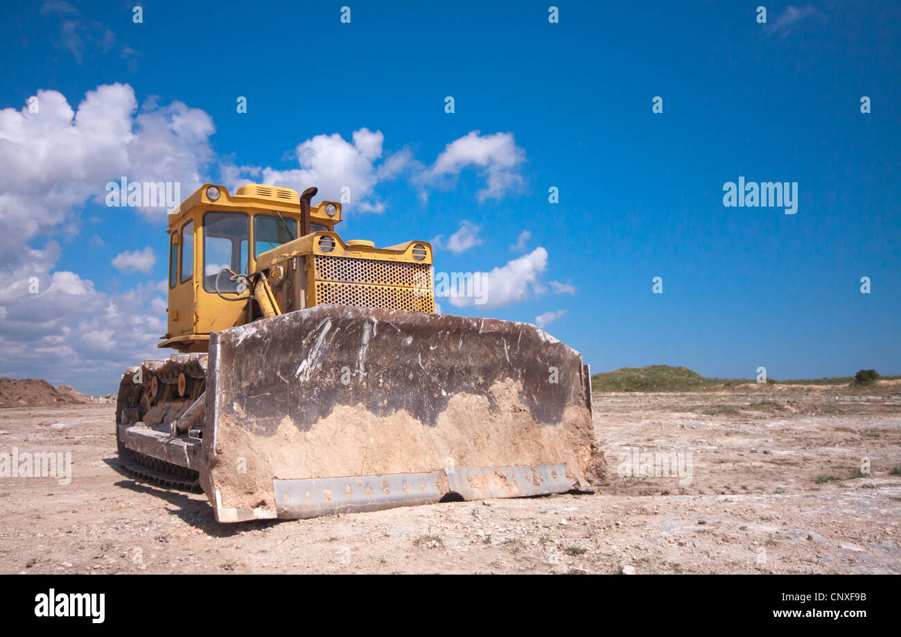 Orange bulldozer dopo che il lavoro è su uno sfondo di cielo blu Foto Stock