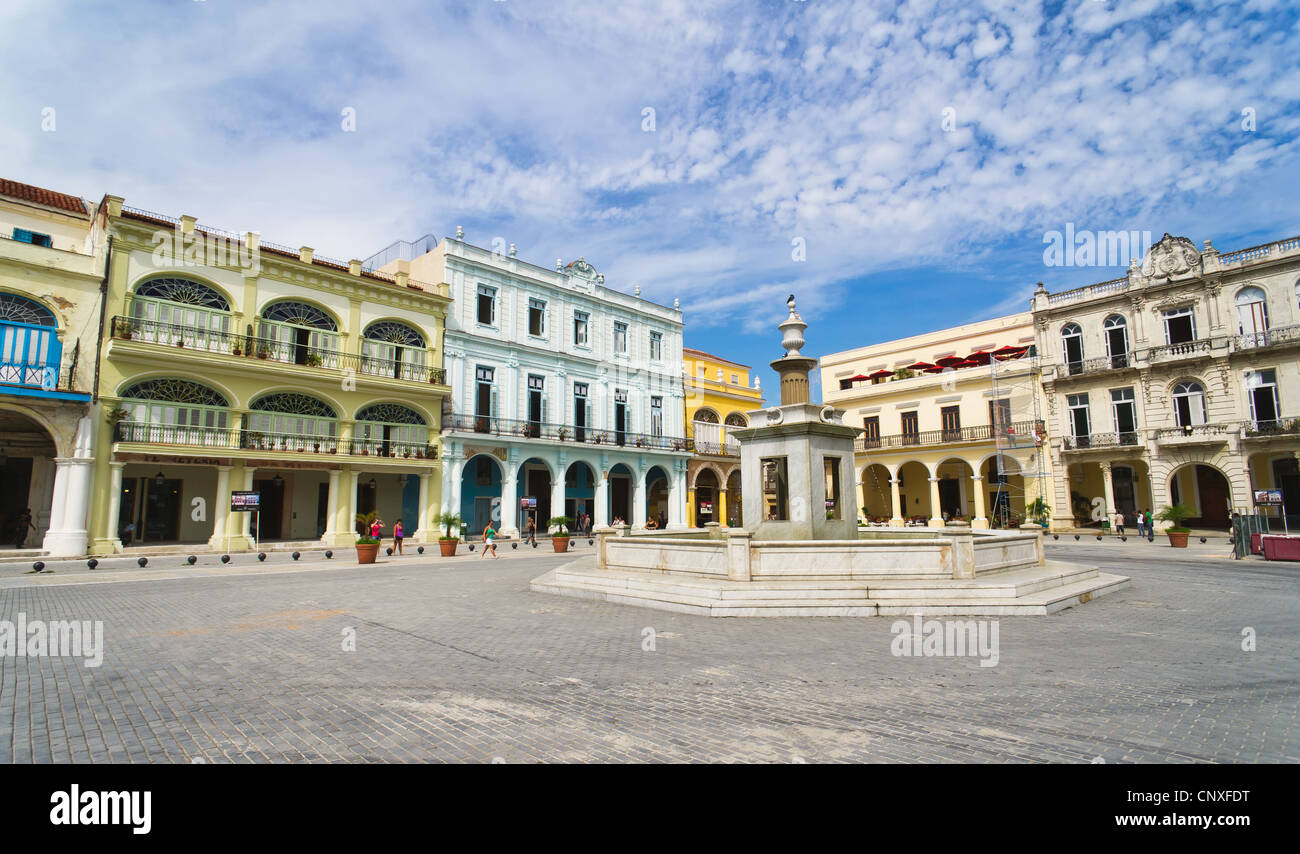 Panorama di l'Avana vecchia Plaza Vieja con colorati edifici tropicale, Havana ,Cuba Foto Stock