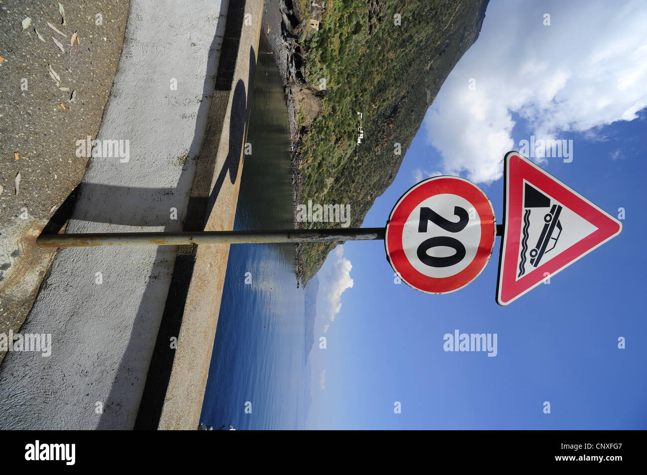 Cartello stradale rendendo consapevoli del pericolo di cadere, Italia, Liparic Islands, Tyrrhenisches Meer Foto Stock