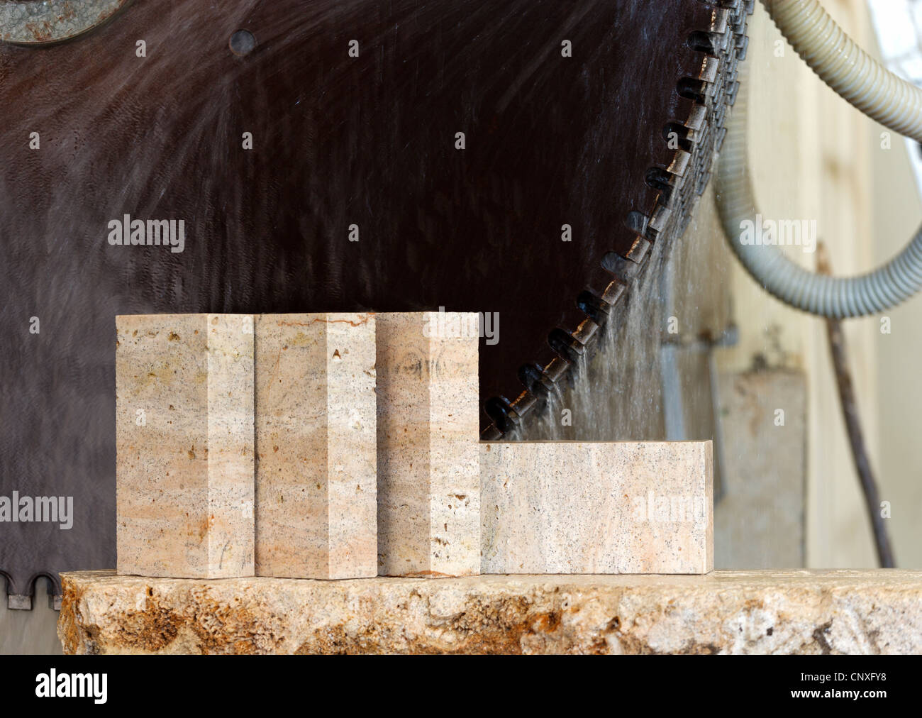 Blocchi di calcare, sullo sfondo di una taglierina per il taglio della pietra Foto Stock