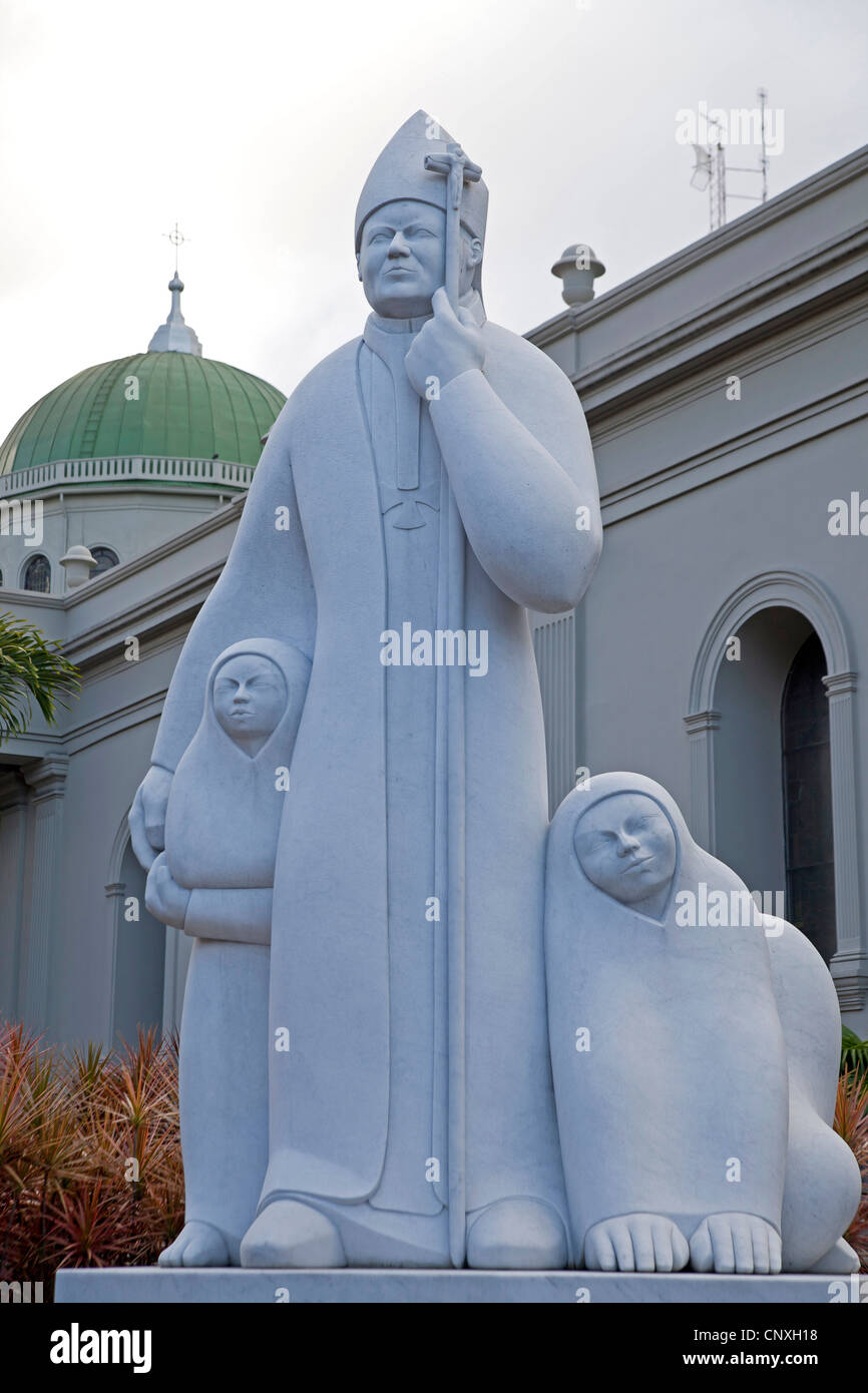 La statua di Papa Giovanni Paolo II da Jorge Jiménez Deredia davanti alla Cattedrale Metropolitana Catedral Metropolitana in San Jose Foto Stock