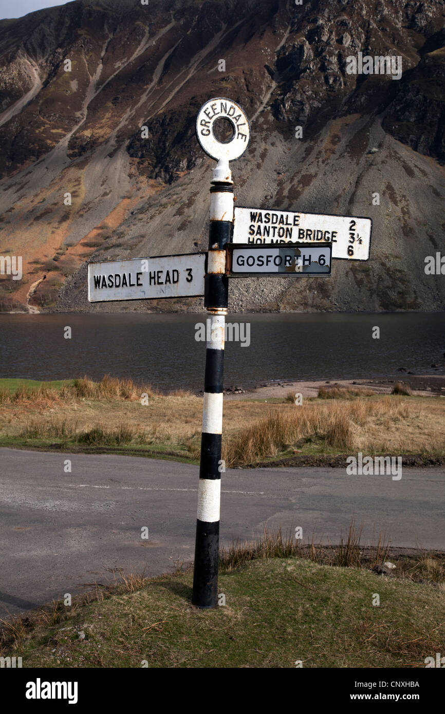 Il vecchio segno di direzione, Wast Water, Parco Nazionale del Distretto dei Laghi, Cumbria Foto Stock