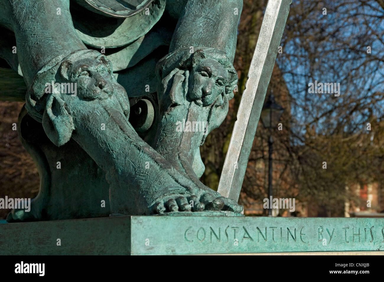 Primo piano dettaglio sulla statua di bronzo di Costantino fuori del Minster York North Yorkshire Inghilterra Regno Unito GB Gran Bretagna Foto Stock