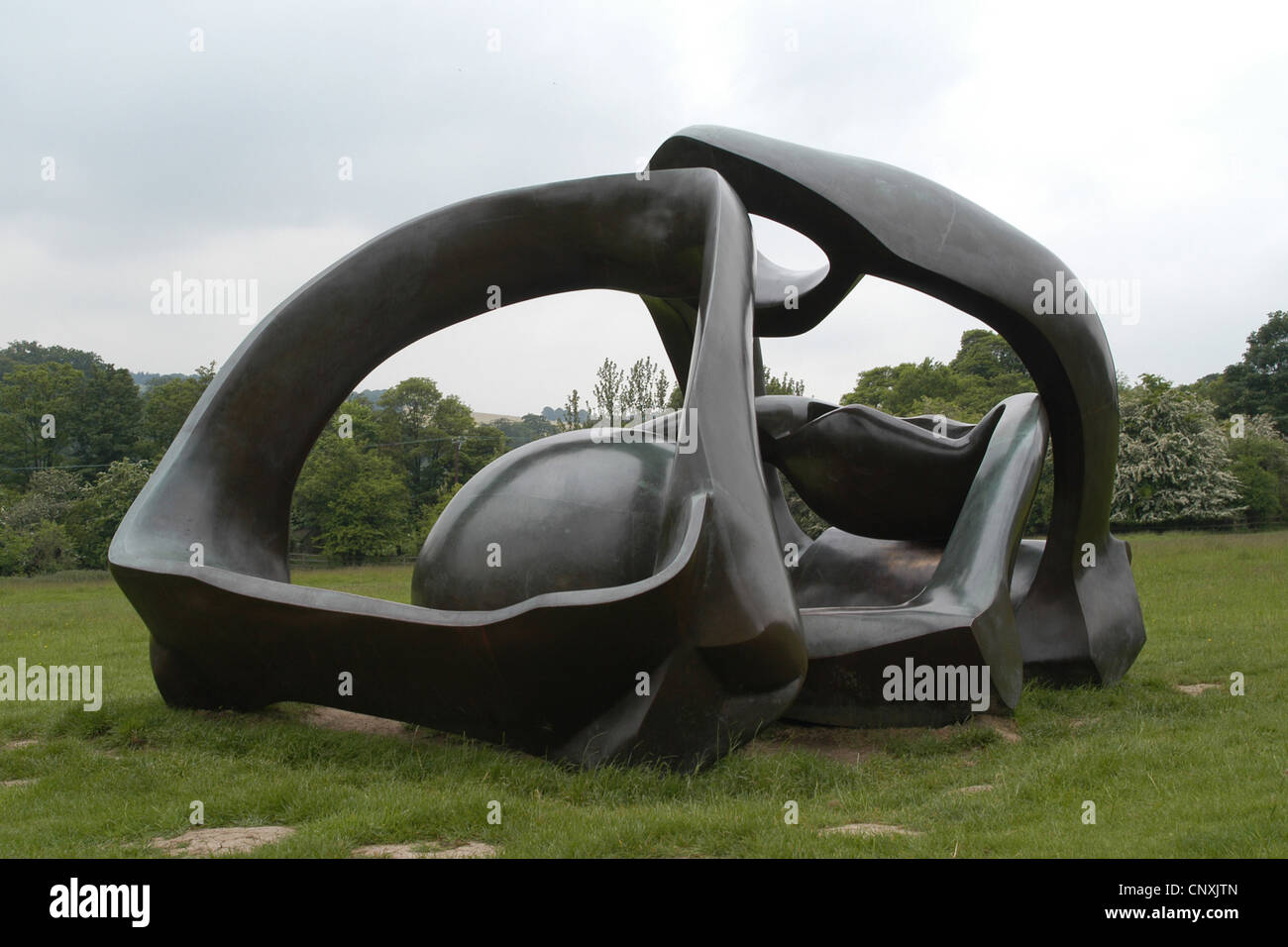 Hill archi di Henry Moore nel Yorkshire Sculpture Park nel West Yorkshire, Inghilterra, Regno Unito. Foto Stock