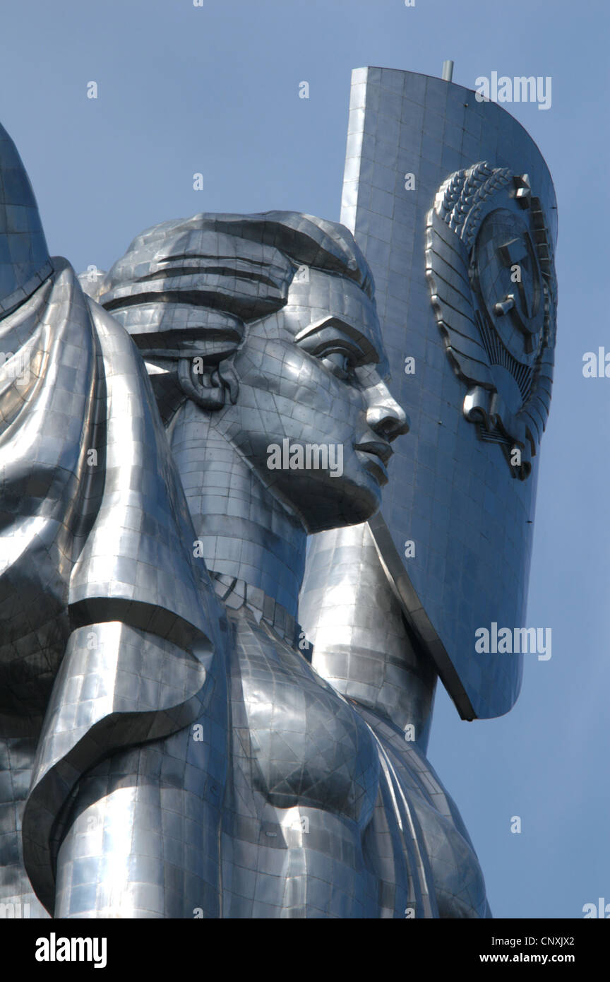 Era sovietica Monumento alla Madre patria dalla scultore sovietico Yevgeny Vuchetich a Kiev in Ucraina. Foto Stock