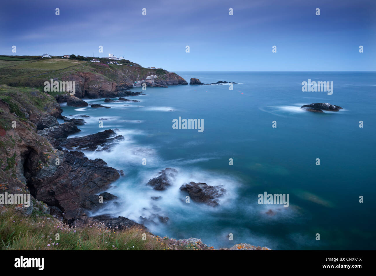 Vista da Lizard Point over rocky Polpeor Cove e sul faro di lucertola e la vecchia stazione di salvataggio, lucertola, Cornwall Foto Stock