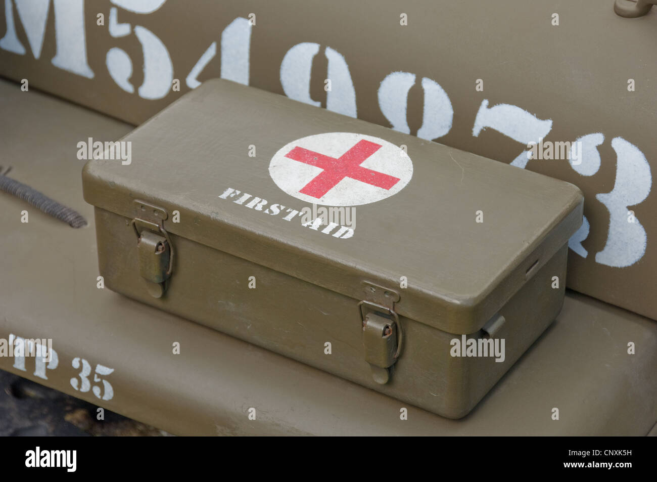 Primo piano di una scatola di pronto soccorso medico contenitore di stagno  su una jeep militare d'epoca WW2 dell'esercito Foto stock - Alamy