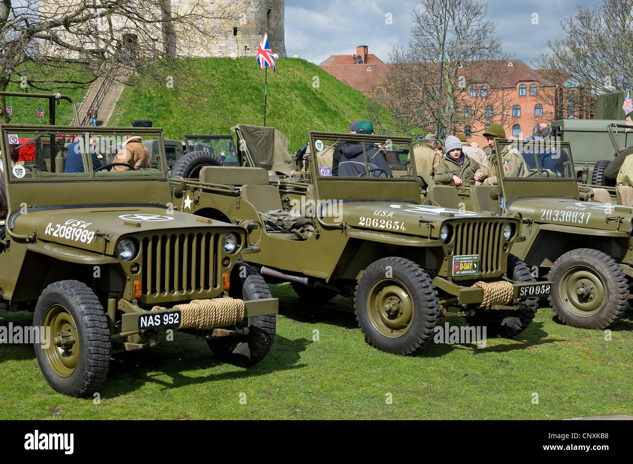 Jeep americana d'epoca per il trasporto di jeep al raduno dei veicoli militari di York North Yorkshire Inghilterra Regno Unito Gran Bretagna Foto Stock